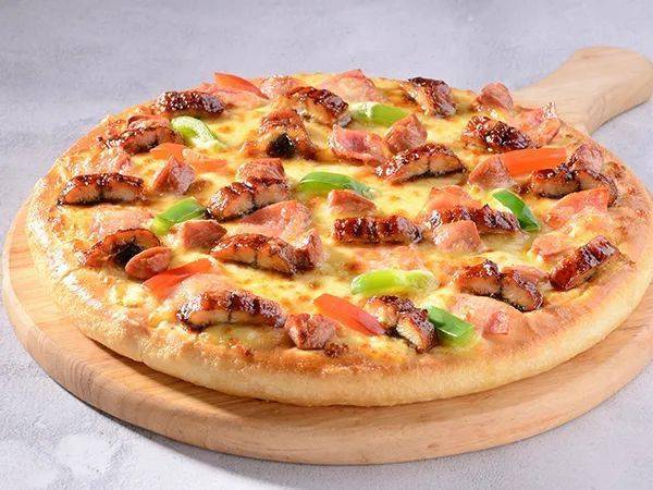纵横披萨界19年的披萨仅凭一款产品就火遍了全国现在29元吃10寸比萨吃