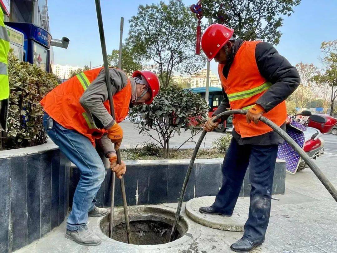一人脏换万户净这是安康城市掏粪工的故事