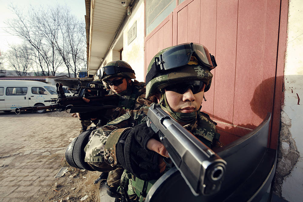 特战小组准备突入房屋.王治国 摄