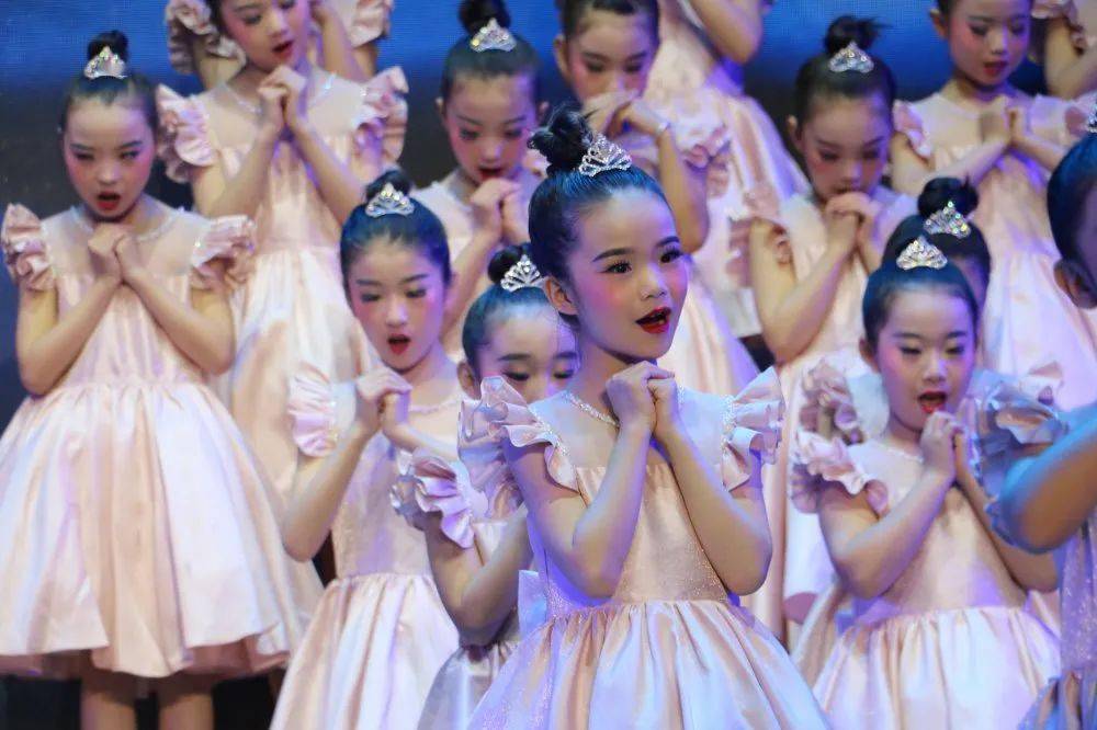 天籁童声沁心田 美育成果展风采----东仁堡小学"萤火虫"合唱团参加"
