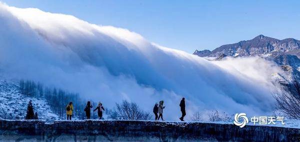 重庆南川金佛山现云瀑景观 白云倾泻如入仙境