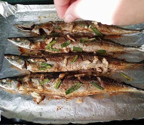 将腌好秋刀说取出冲洗盐卤后控干水份,双面划几刀