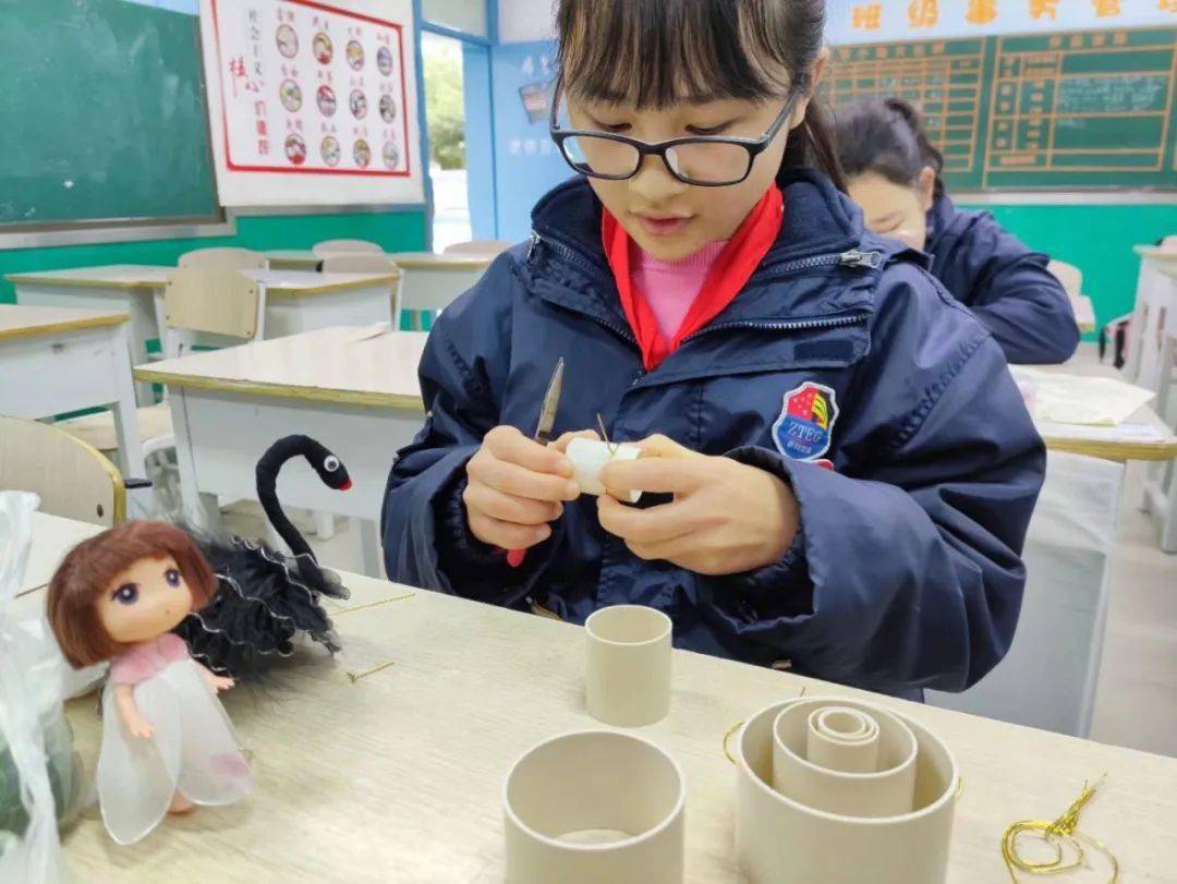 育德制美才華芳菲安居育才初中部絲網花手工社團風采展示