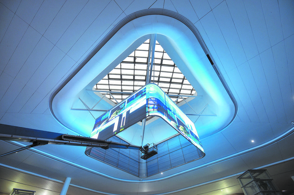 包括全息影像水雾装置,旋转软材质投影布及雾化玻璃屏幕等