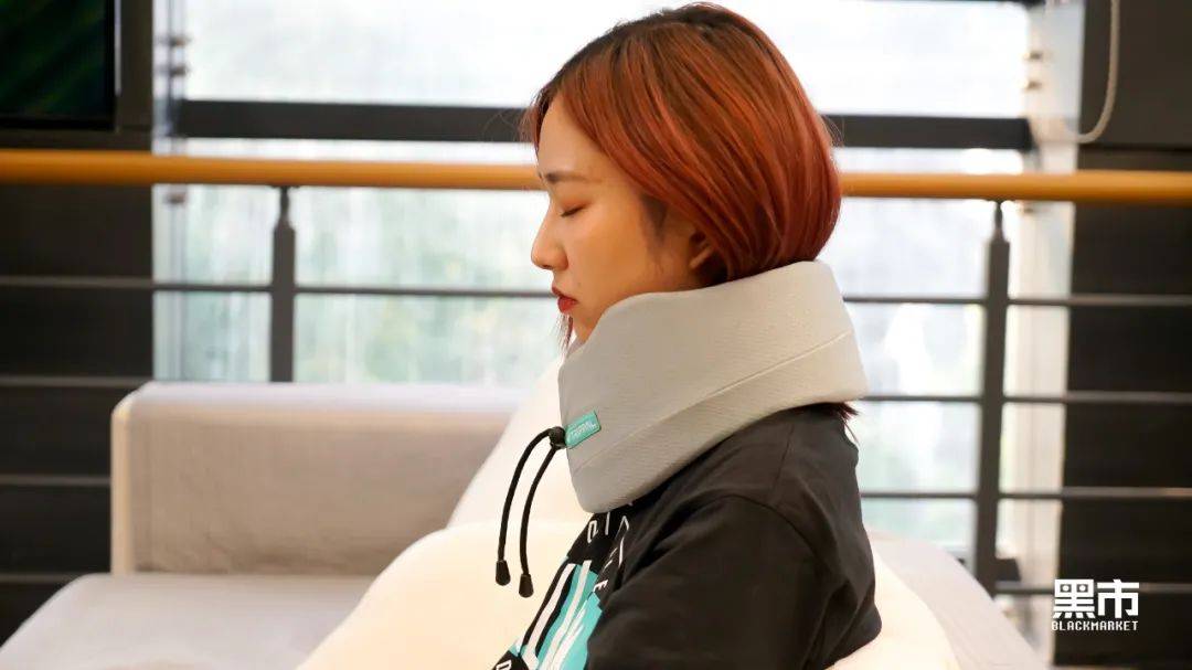 一般的u形枕拖不住下巴,前倾睡一不小心就变低头睡, 脖子的承重会成倍