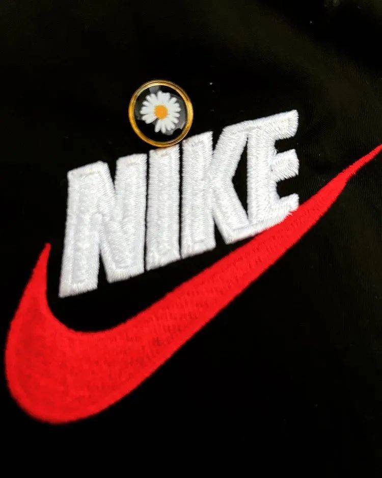 昨天權志龍也更新了動態,曬出了一張帶有pmo標誌和nike刺繡logo的照片