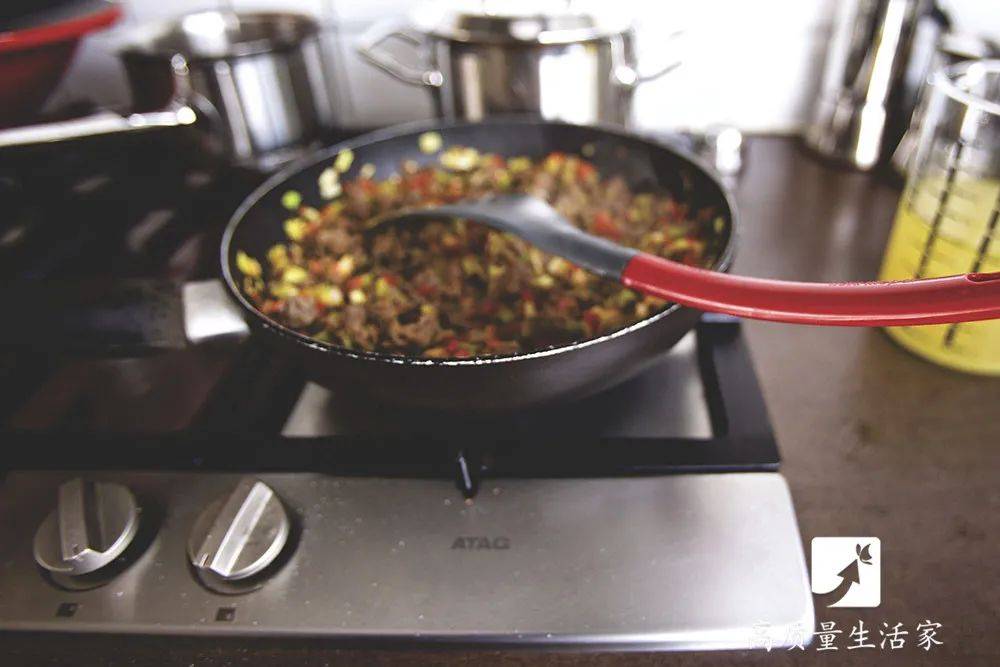 双煤气灶的左边不能炒菜?多亏别人告知,才发现以前都用错了!