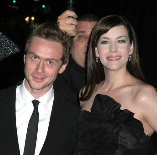 11岁才知道亲爹是谁,却用幸福的童年治愈一生……_丽芙·泰勒