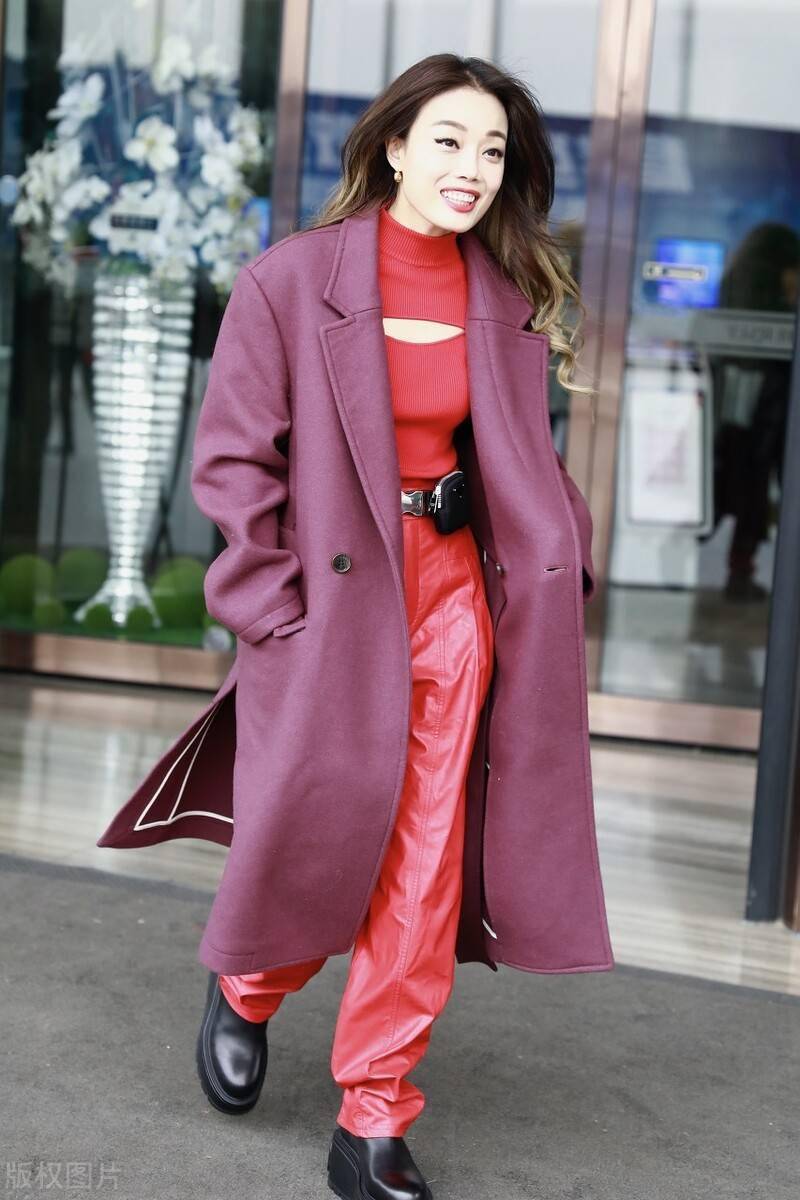 容祖儿出街近照,网友:红色t恤穿反了?