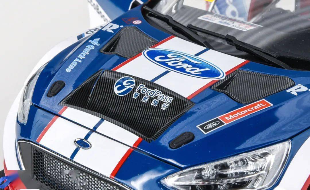 为进一步赛车化,强化赛车散热,引擎盖大面积镂空和碳