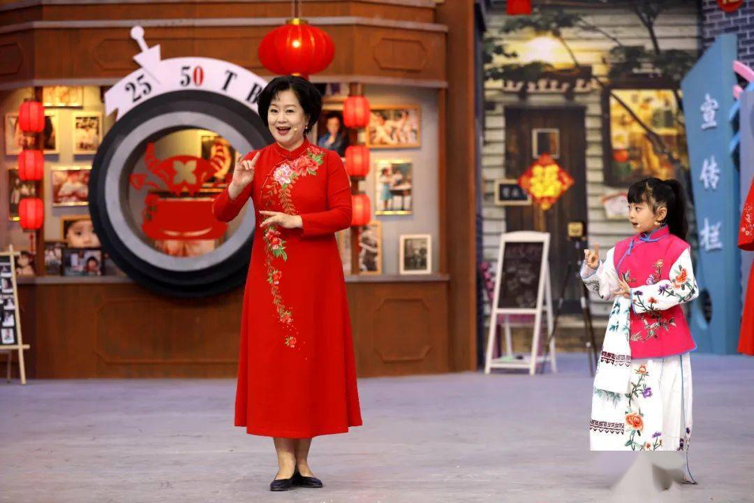 鞠萍姐姐现场即兴表演唱段有独唱,当然也要有合唱央广《小喇叭》的