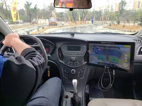 刘俊 实习生 唐宾鸿)学员在练习倒车入库,副驾驶没有教练,但车内却有"