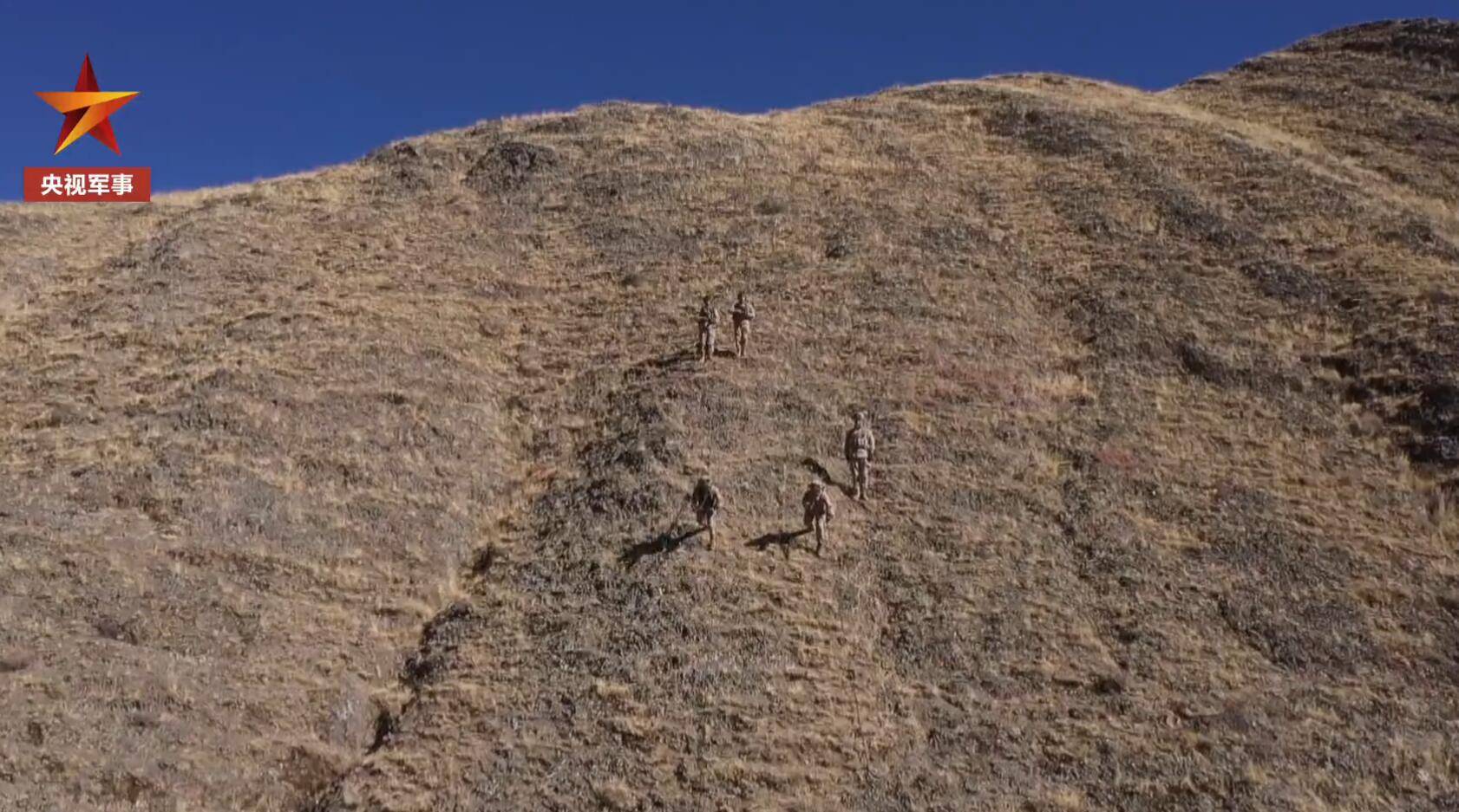 而在视频中换装了星空迷彩的战士们可以很好地融于高原山地背景中