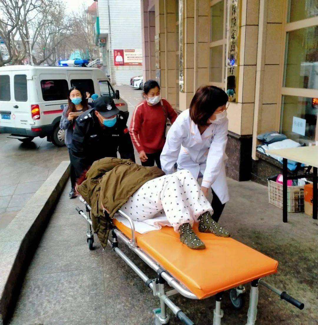 到达医院时已在院门口等候的烟台家美妇产医院医护人员立即将产妇