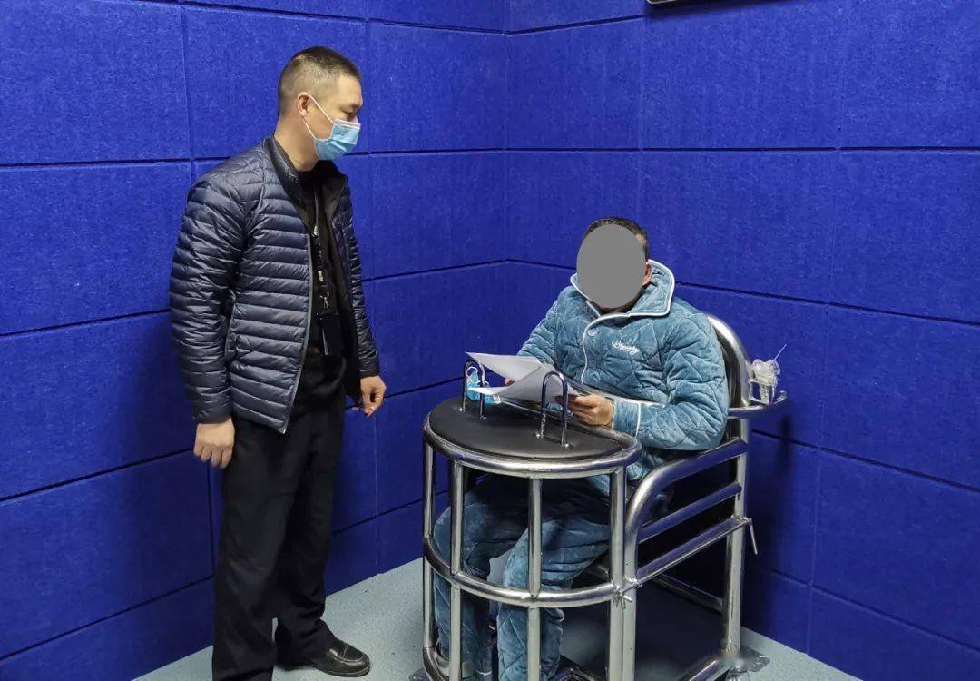 眉山特大诈骗案:两台挖掘机不翼而飞!_审讯