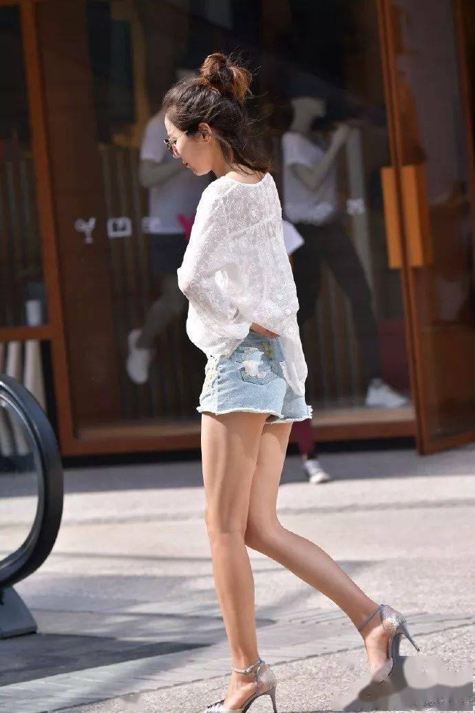 蕾丝吊带搭配高跟鞋气质典雅又韵味
