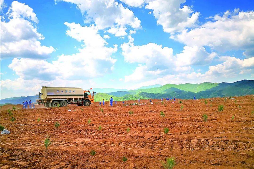 尾矿库土地复垦绿化30万平方米,全面提升矿山生态环境修复水平;围绕"