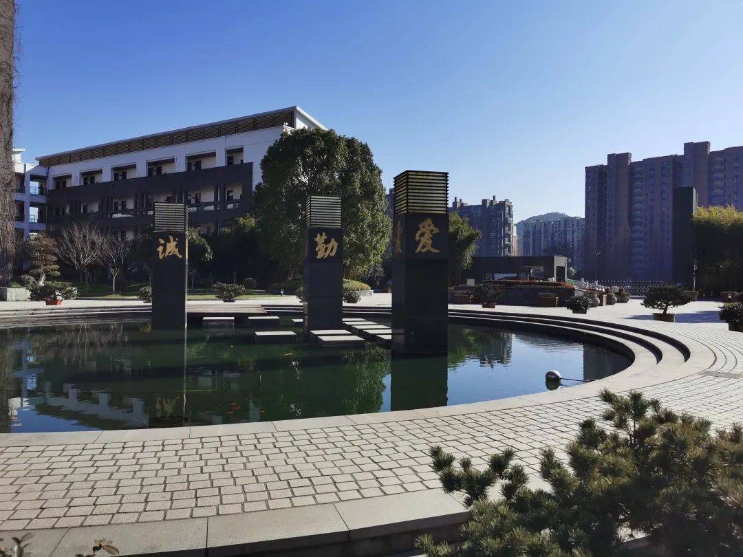 学校在校史馆建设过程中采取"分散布点,集中建馆"的思路,将校史文化