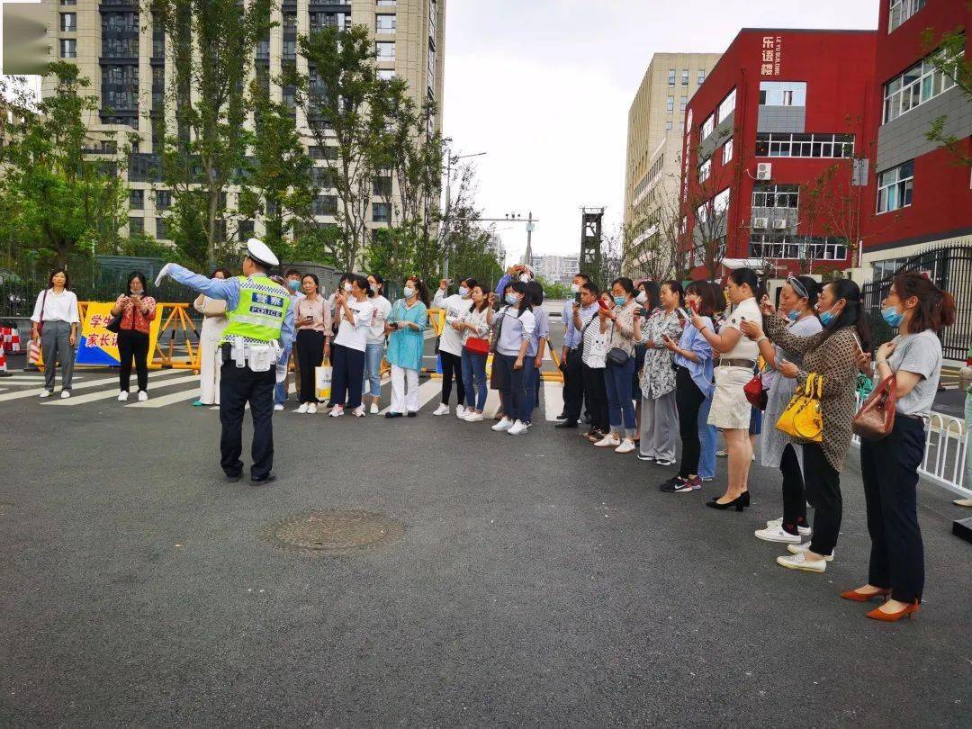 校门口的守护者——叮叮当当致敬护学岗家长-搜狐大视野-搜狐新闻