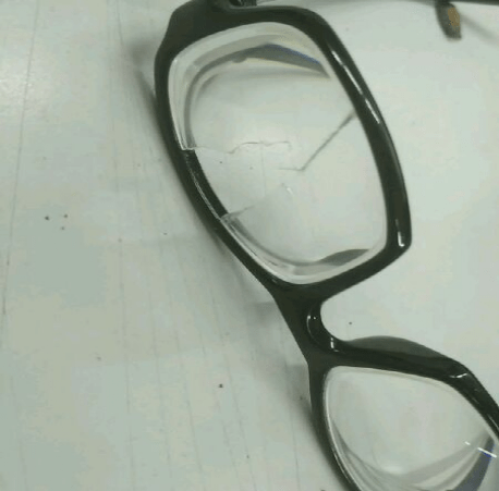 眼镜坏了图片真实一点图片