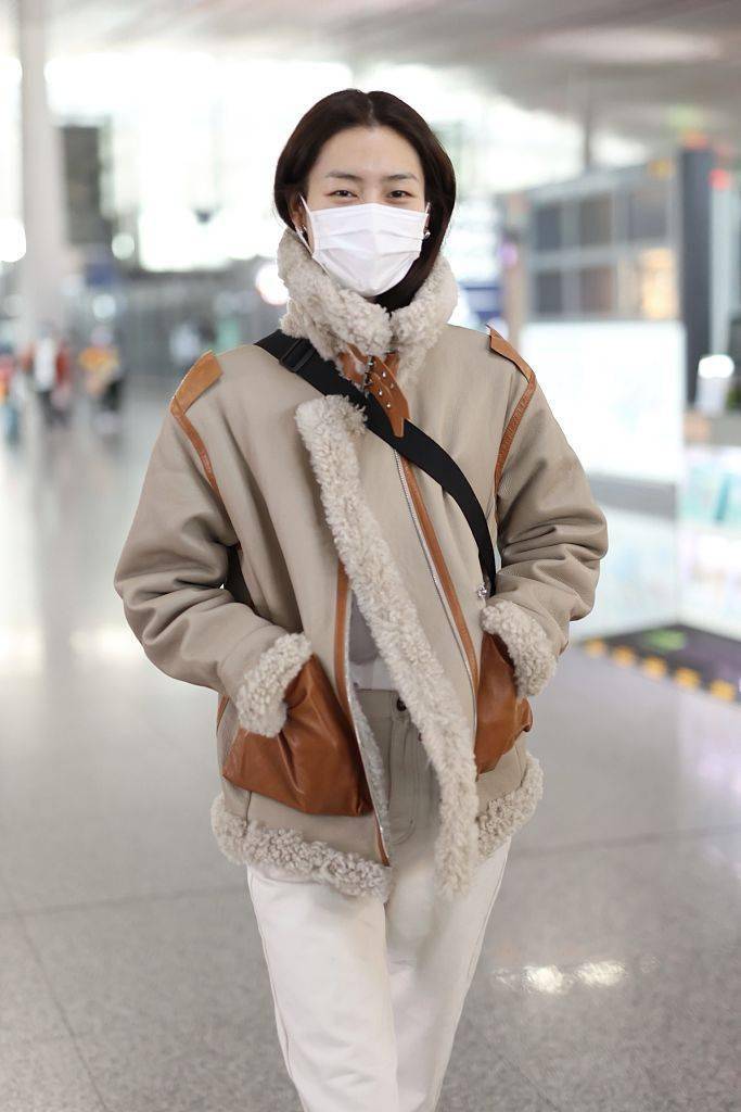 刘雯驼白配色穿搭温柔吸睛 夹克搭搭直筒裤利落大方