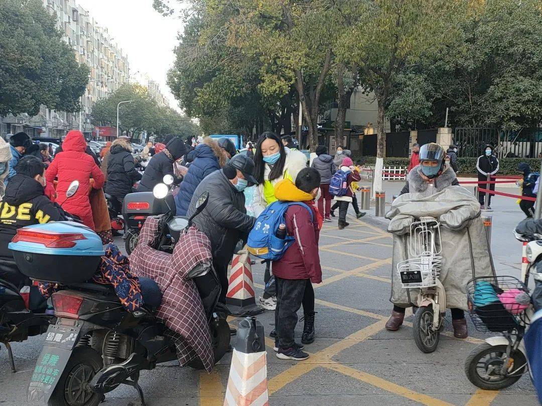 校门口的守护者叮叮当当致敬护学岗家长