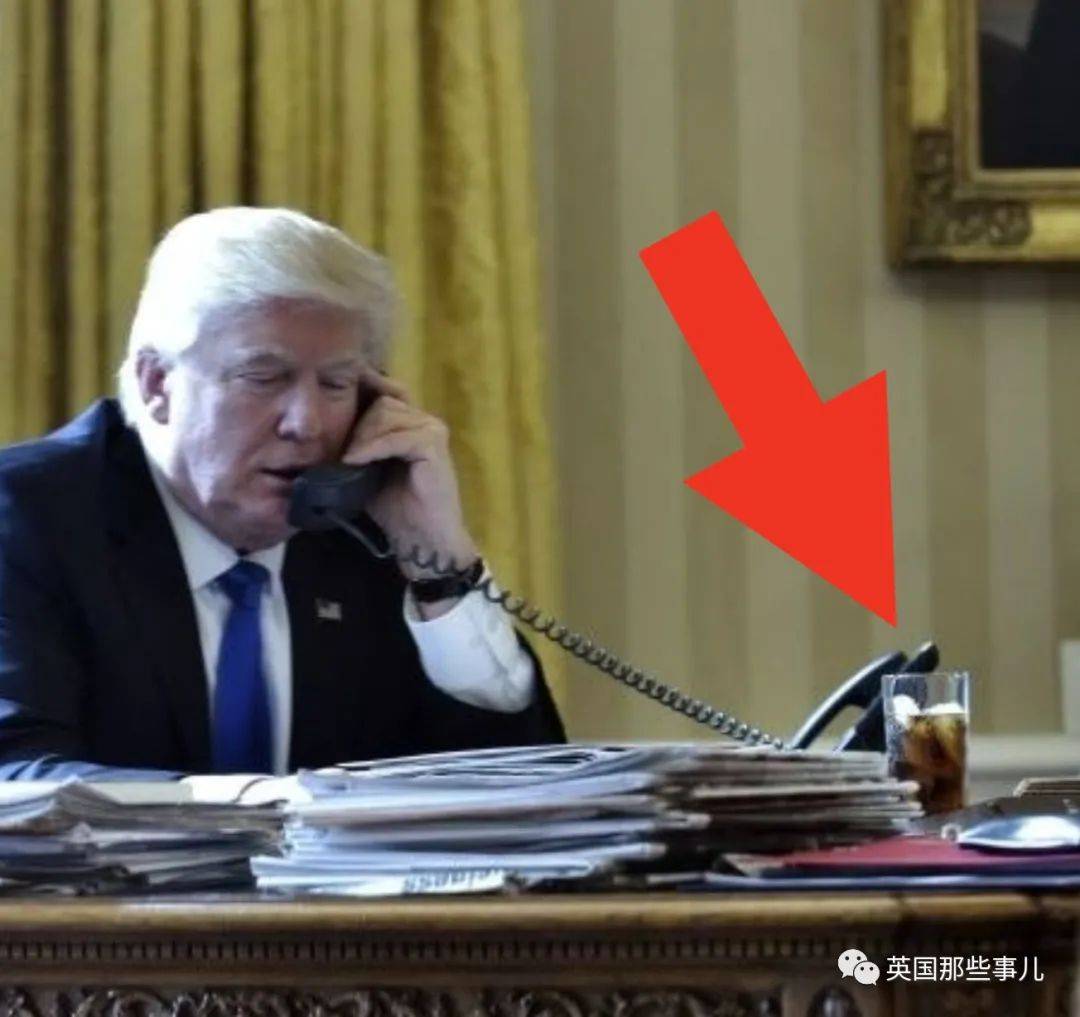 拜登上任第一天,就把川普桌上的可乐红按钮给去了,这是多嫌弃!