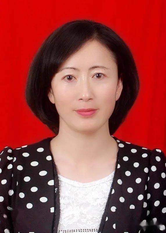 张琛同志简历张琛,女,回族,1975年11月出生,1998年12月参加工作,2010