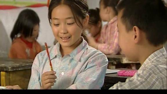 暖春小三终于接受了小花还送了小花这个礼物小花欣喜不已