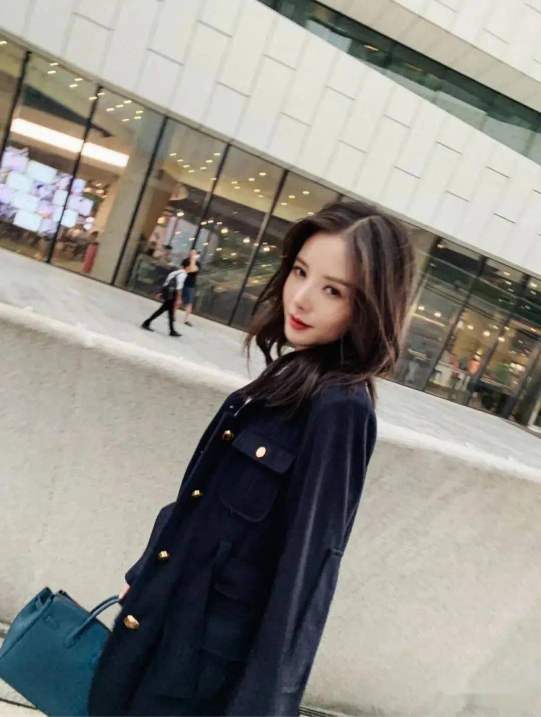 而李李说这般炫富的目的,自然是为了给微店引流卖货.