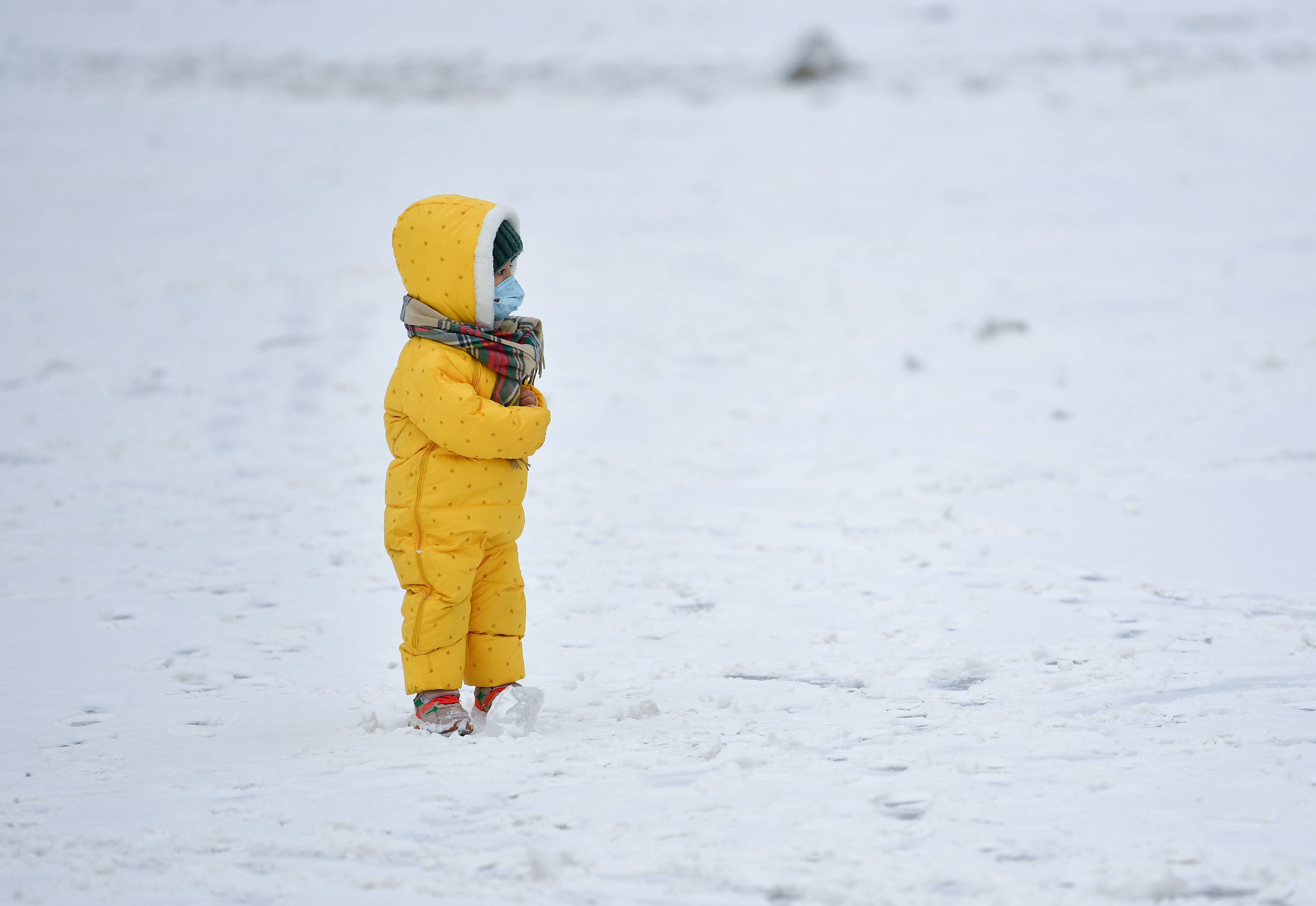 1月24日,在青海省西宁市,一名小朋友在雪地里玩耍