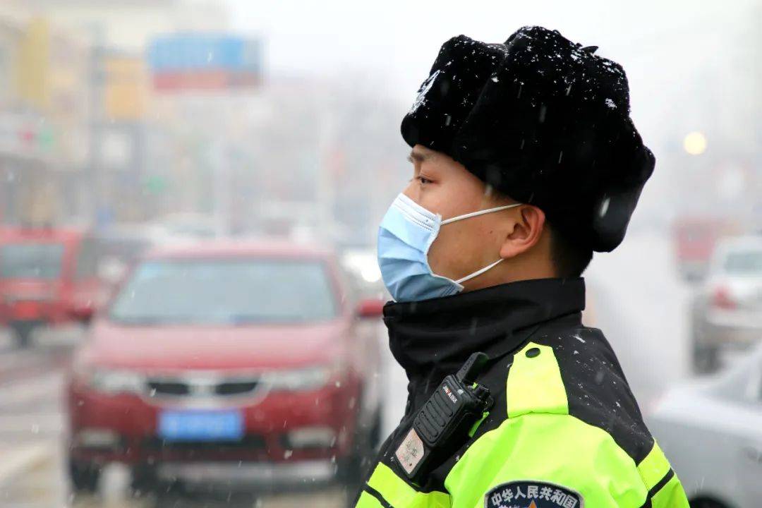 雪天看警永清公安雪天执勤保平安
