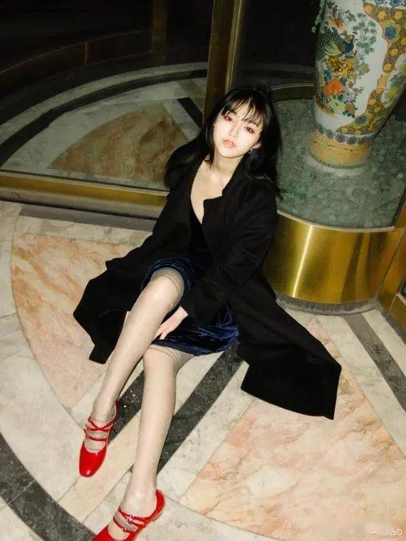 邱淑贞这个红衣叼扑克的形象真是经典,女艺人走这路线的很少?