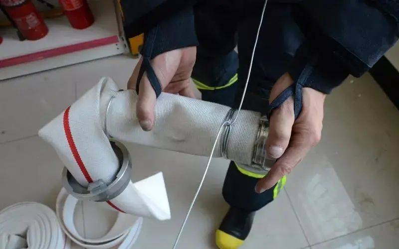 消防水带接口处还用卡扣加固呢快来看看该咋捆扎