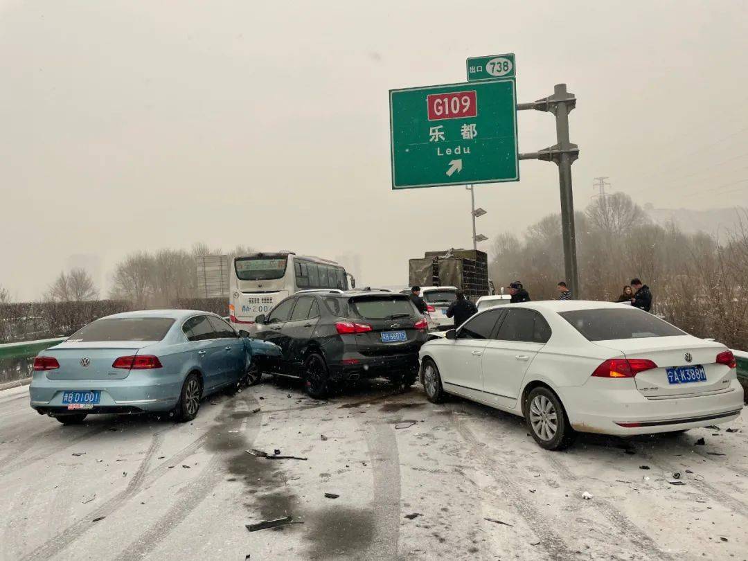 因降雪,位于我省境内的京藏高速西宁至兰州方向乐都出口,发生多起交通