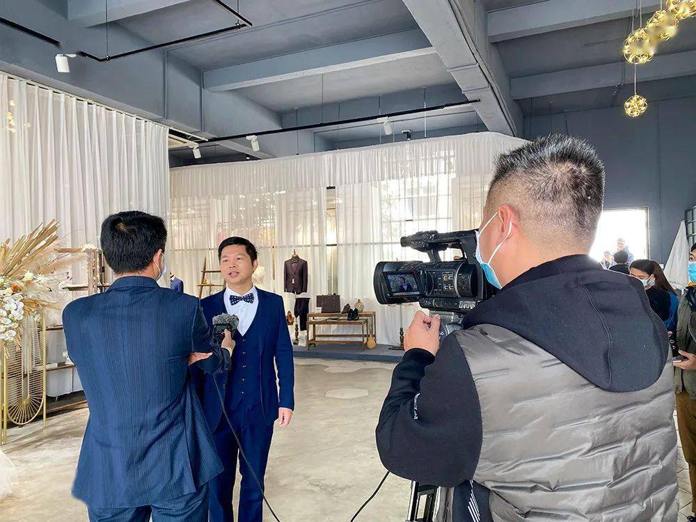 礼敬抗疫英雄——"最美逆行者"全家福拍摄活动_丁格