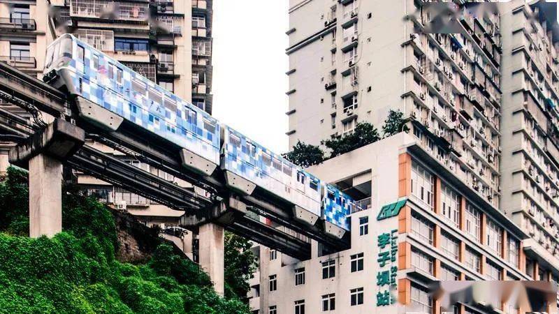 漫游重庆李子坝轻轨千厮门大桥
