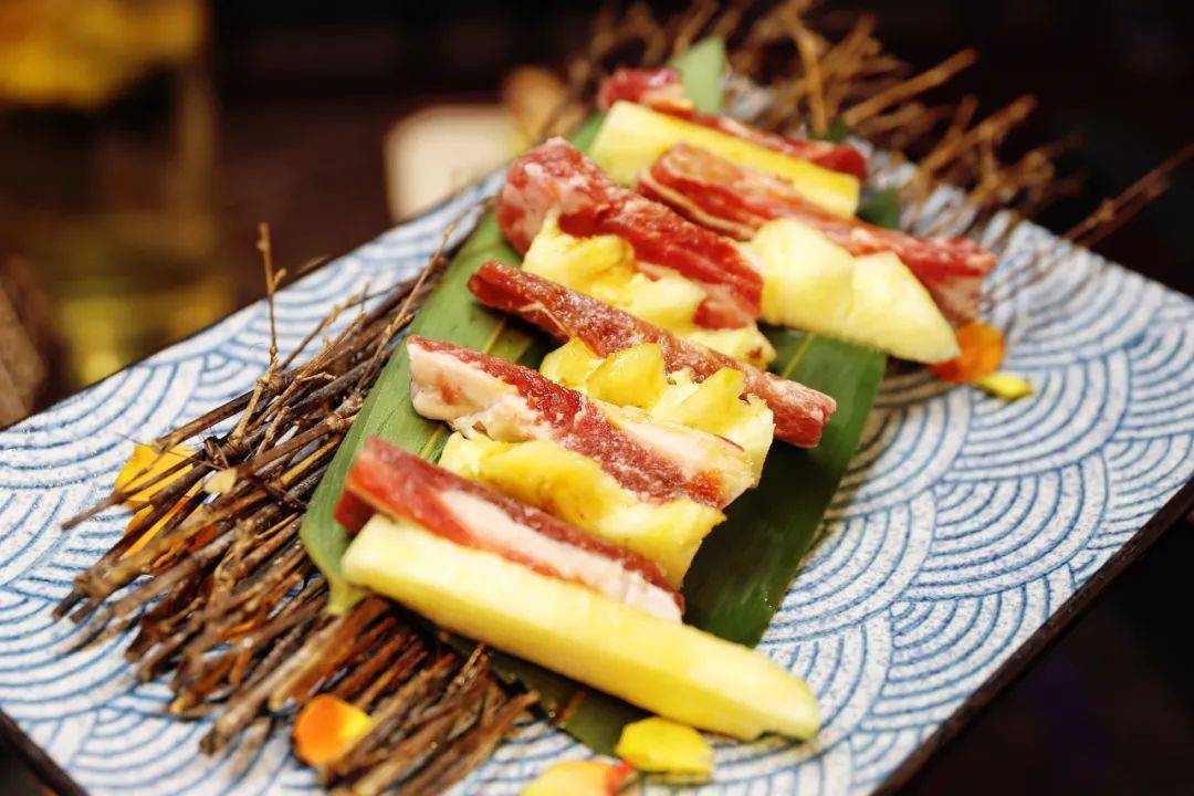 看着这优秀的雪花状纹理,就知道牛肉的品质超好!