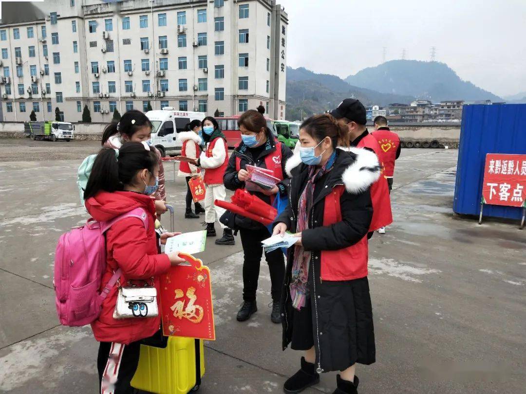 【头条】贵州施秉:"迎新春·送温暖" 巾帼在行动