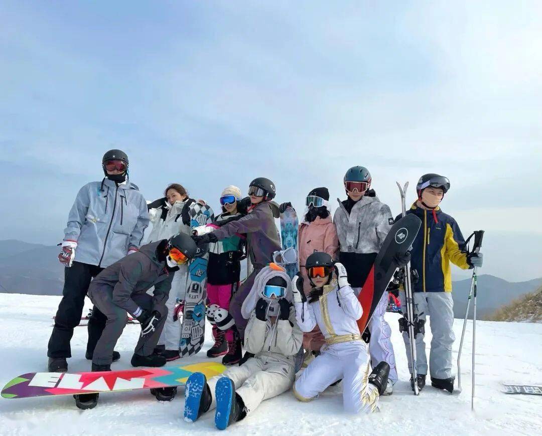 参与方式:线下参与举办单位:招远架旗山游乐园塔山滑雪场滑雪新体验