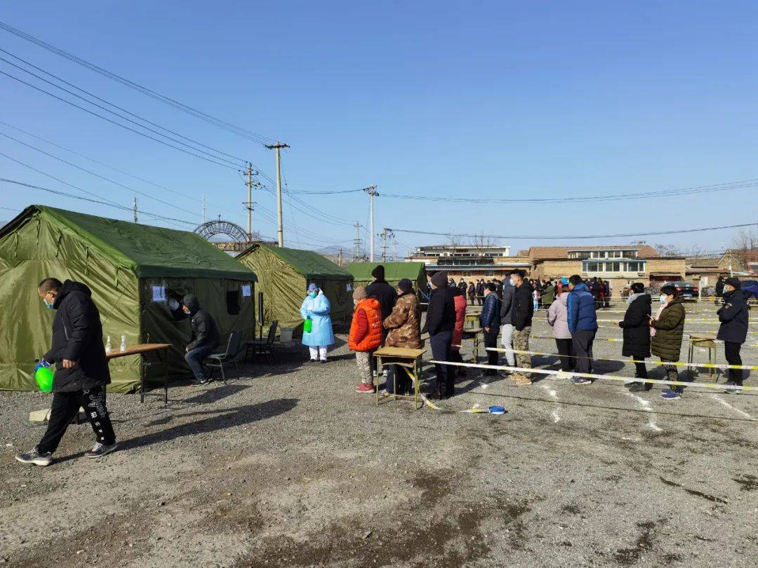 1月15日,北京市海淀区苏家坨镇苏三四村核酸检测现场.