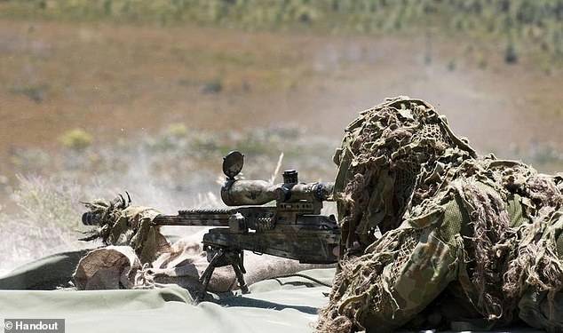 英特种兵狙击手一枪消灭900米外5名伊斯兰国恐怖分子