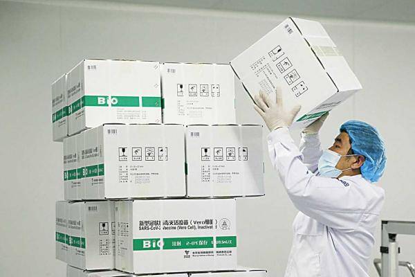 东城区东华门社区卫生服务保健科医务人员观察预充式注射器装新冠疫苗