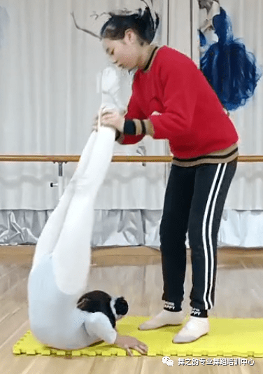 中国舞必学过肩翻动作详解