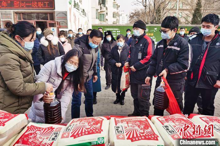 外来人口就地过年_薛之谦天外来物图片(3)