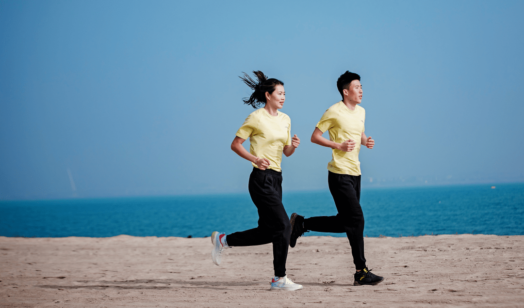 在2020年末尾,安踏除了带来专属中国跑者的跑鞋外,还与咕咚携手举办了