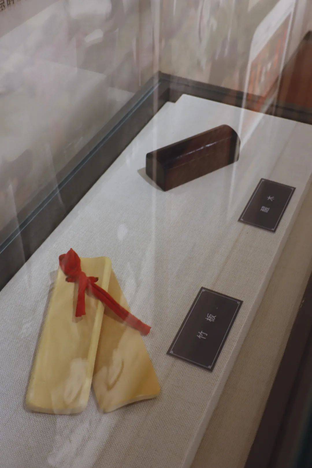 演唱者只用  折扇一把,醒木一块,手帕一方.