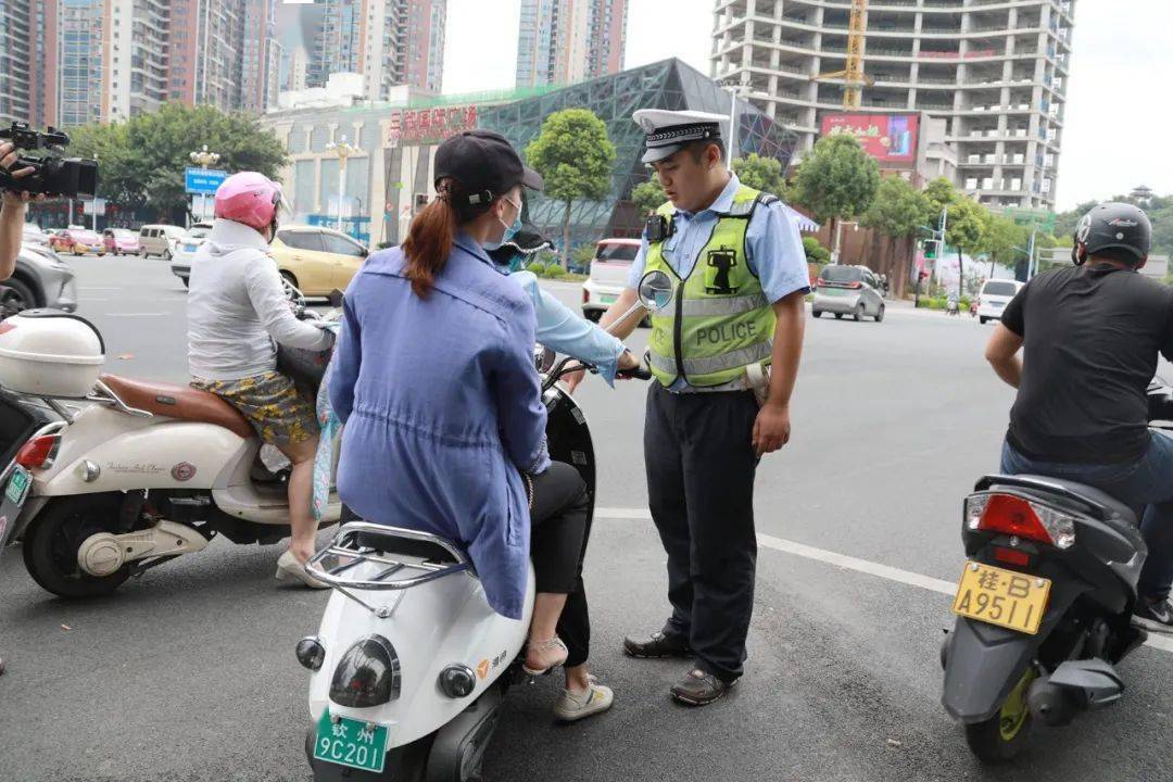 可能是假的柳州骑电驴的车主快自查交警又查出大批假牌