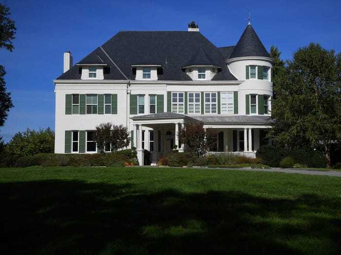 美媒:彭斯夫妇离开副总统官邸,回老家后无房可住_特朗普