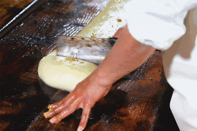 捶捶打打,一晃几十年光景,连房子都在90年代拆迁过一次,但优质年糕却